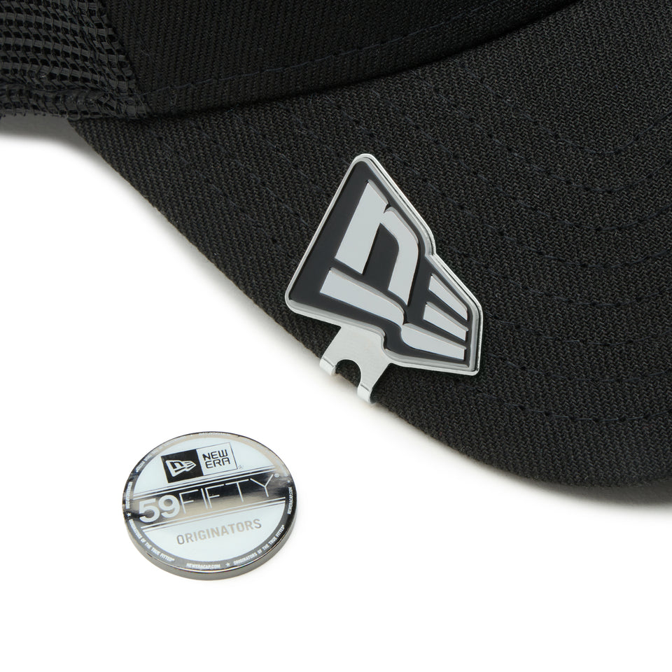 Pin metálico plateado con la bandera de New Era