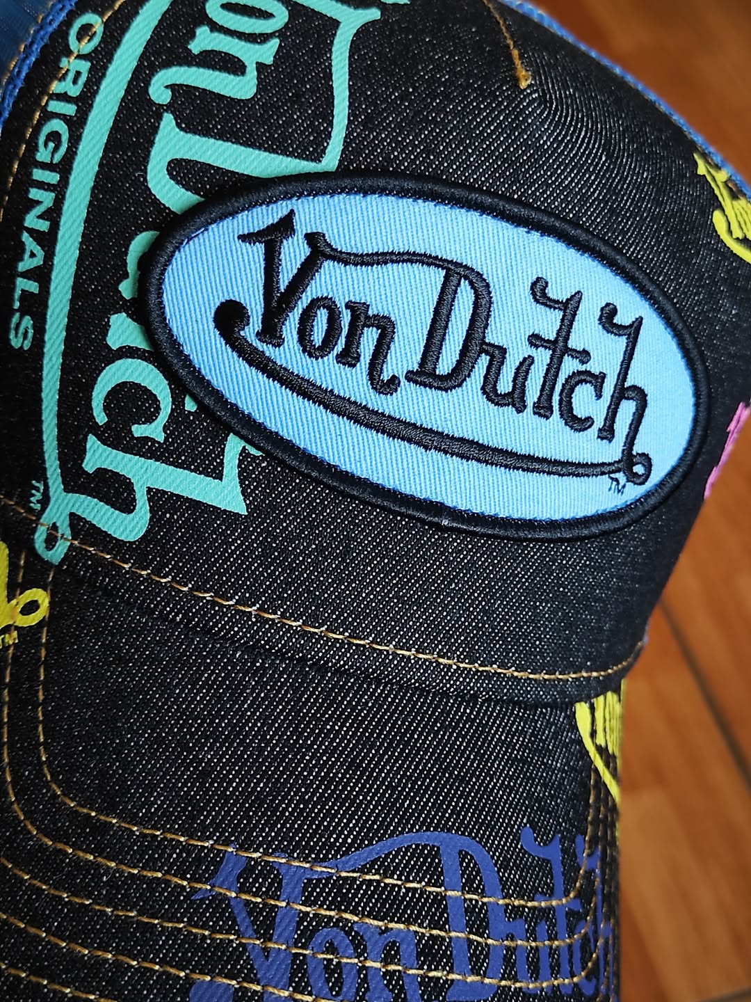 Gorra trucker con multilogo de denim Dutch