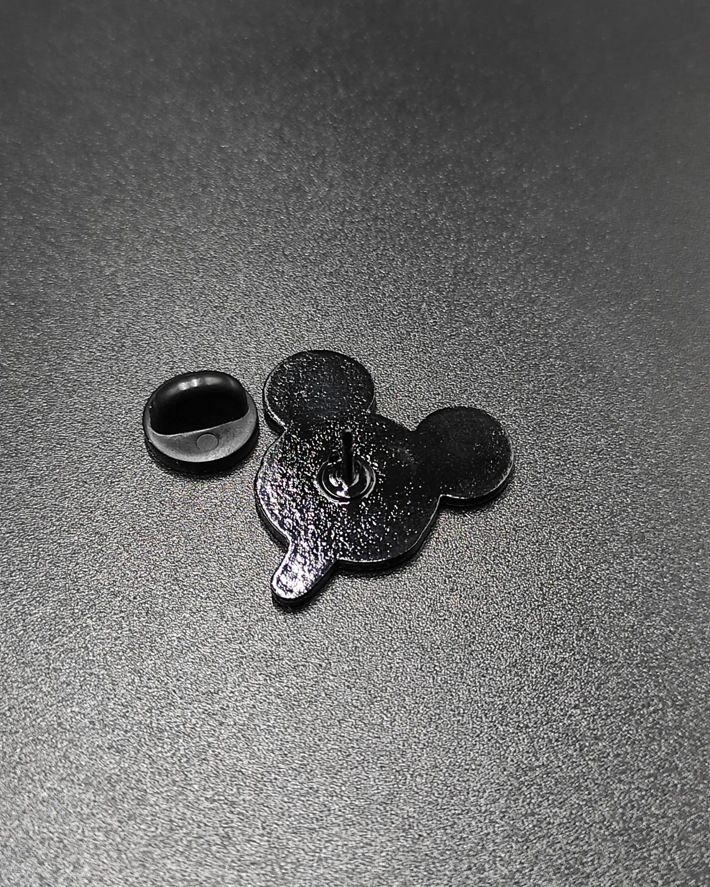 Pin metálico Beso de Mickey Mouse