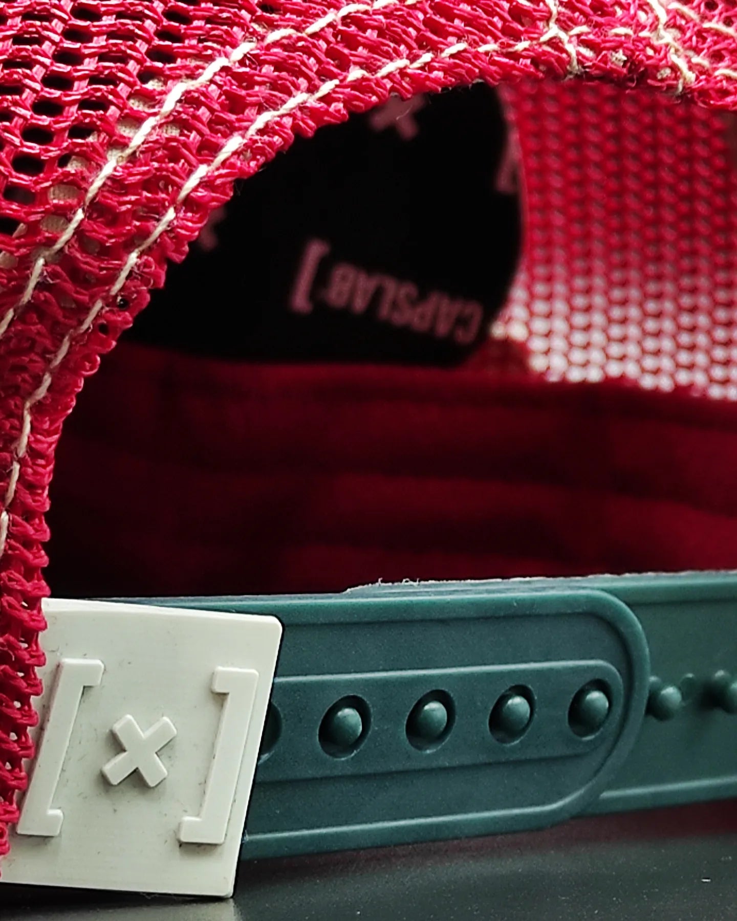 Gorra trucker snapback CAPSLAB Cacahuetes Snoopy blanco rojo verde