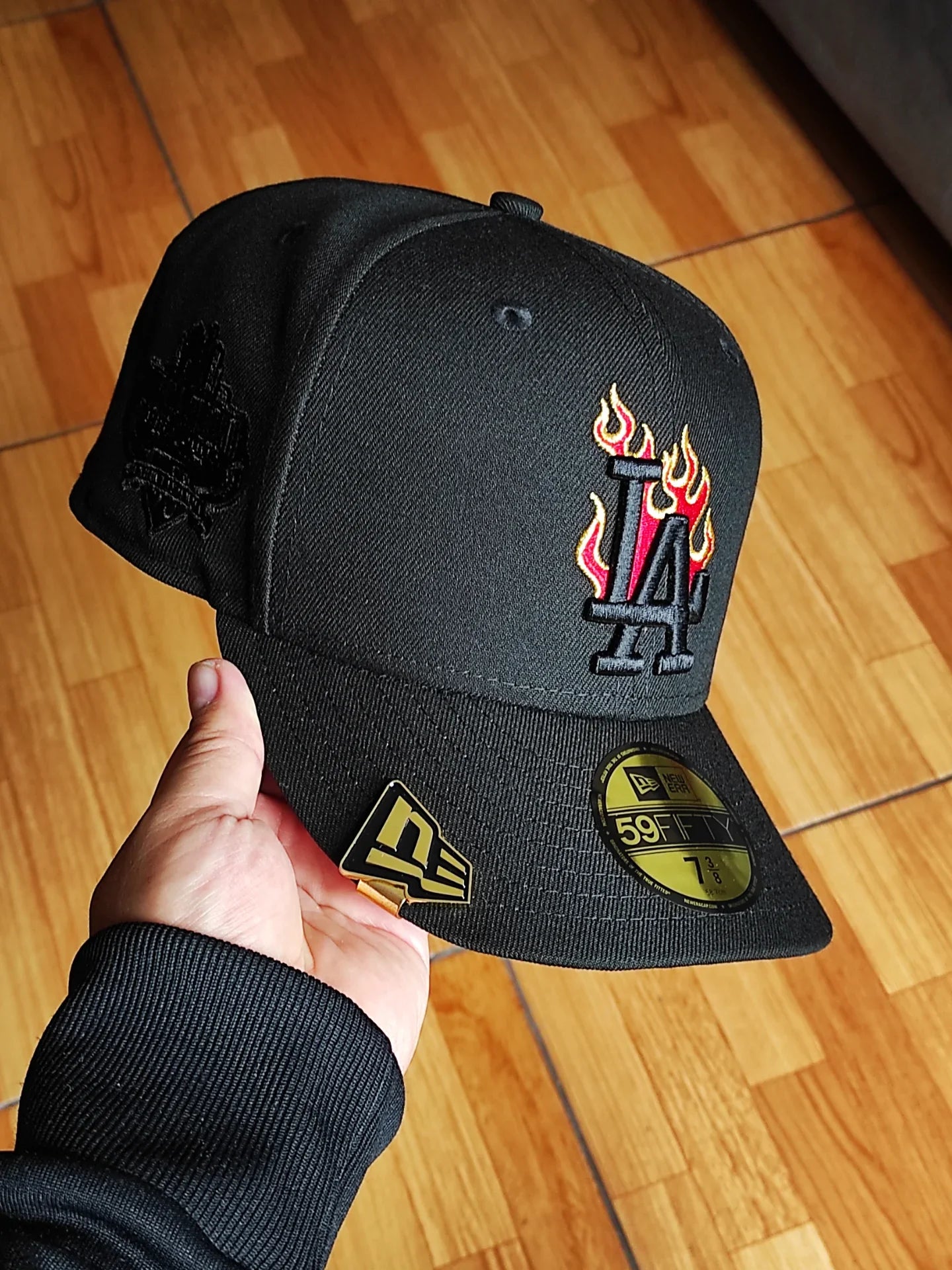 Gorra ajustada 59Fifty New Era Los Angeles Dodgers 40 Aniversario del Estadio Edición Blackout Fuego Rojo