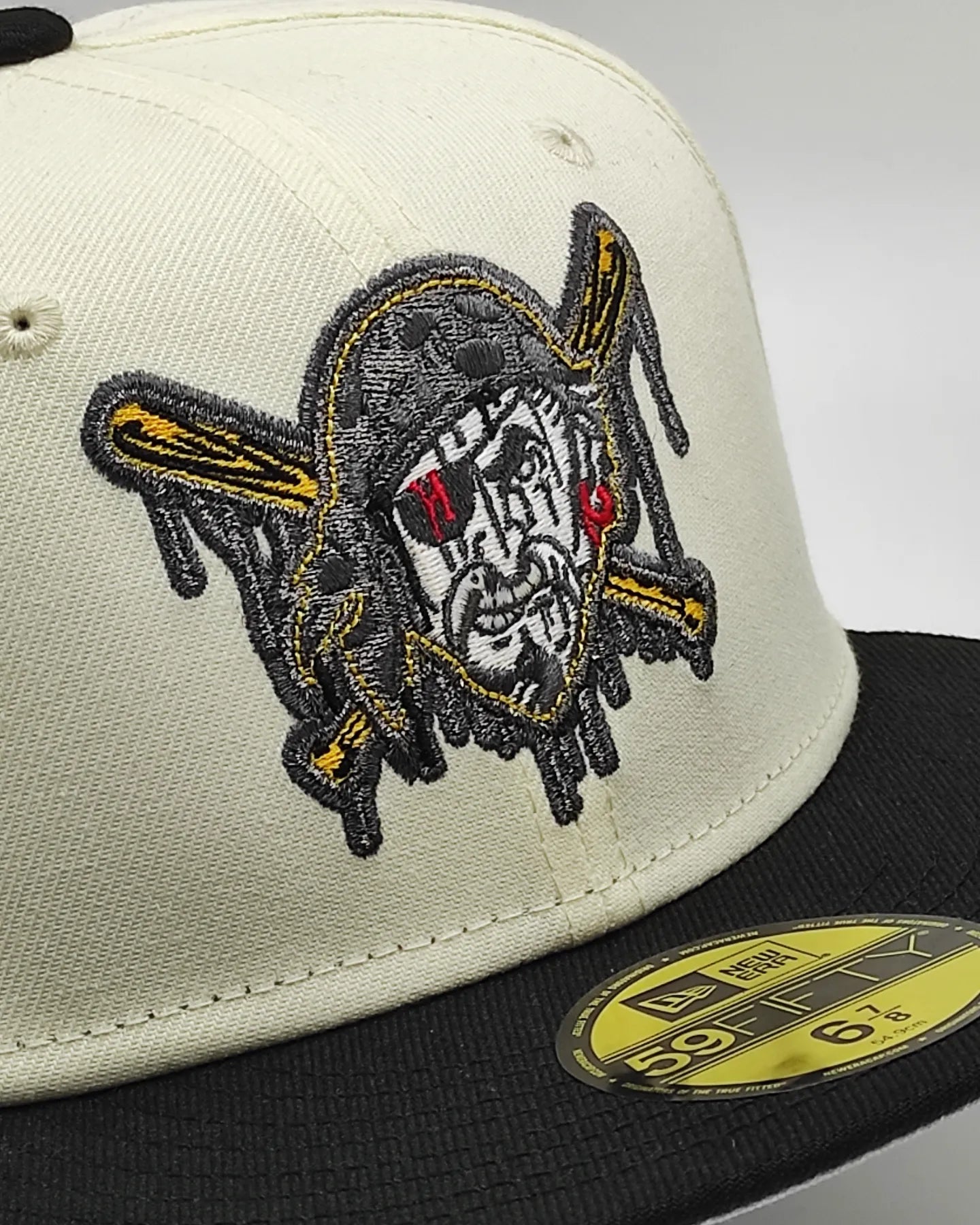 Gorra Cerrada New Era 59Fifty Off White Pittsburgh Pirates Visera Negra Parte Inferior Gris Parche Lateral Three Rivers Stadium