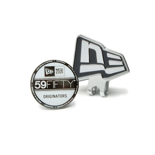Pin metálico plateado con la bandera de New Era