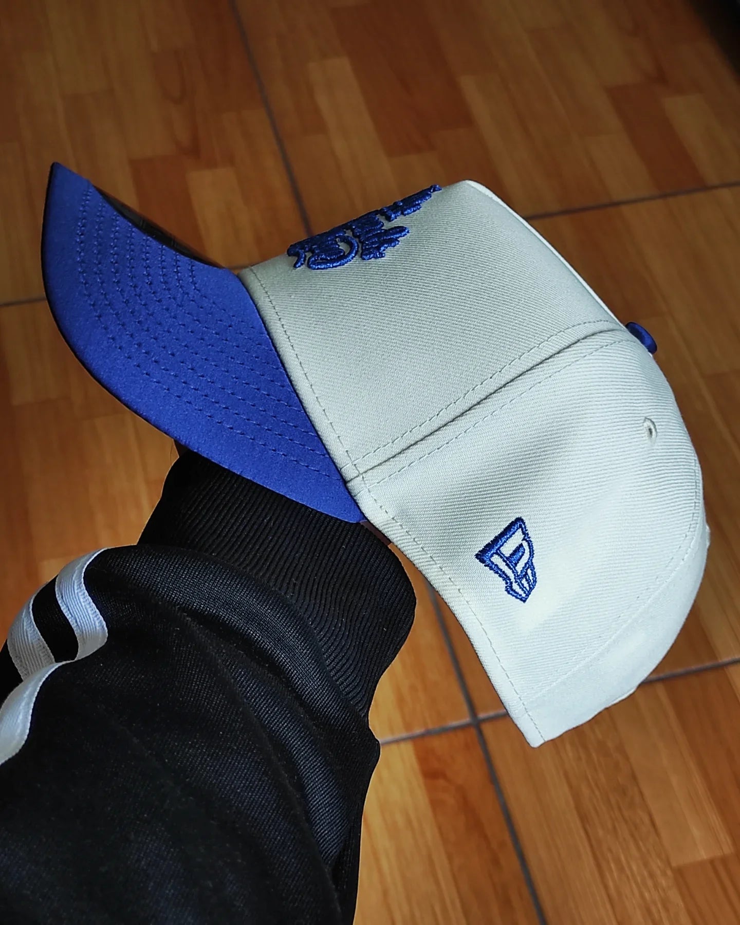 Gorra Snapback New Era Los Angeles Dodgers Chrome Satin Brim Two Tone 9Forty A Frame