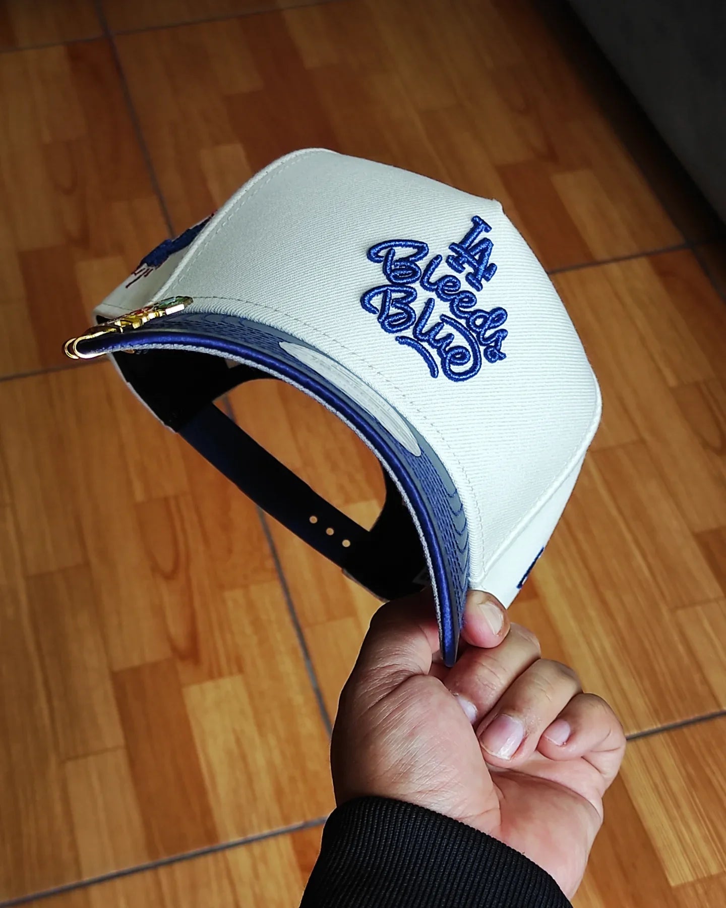Gorra Snapback New Era Los Angeles Dodgers Chrome Satin Brim Two Tone 9Forty A Frame