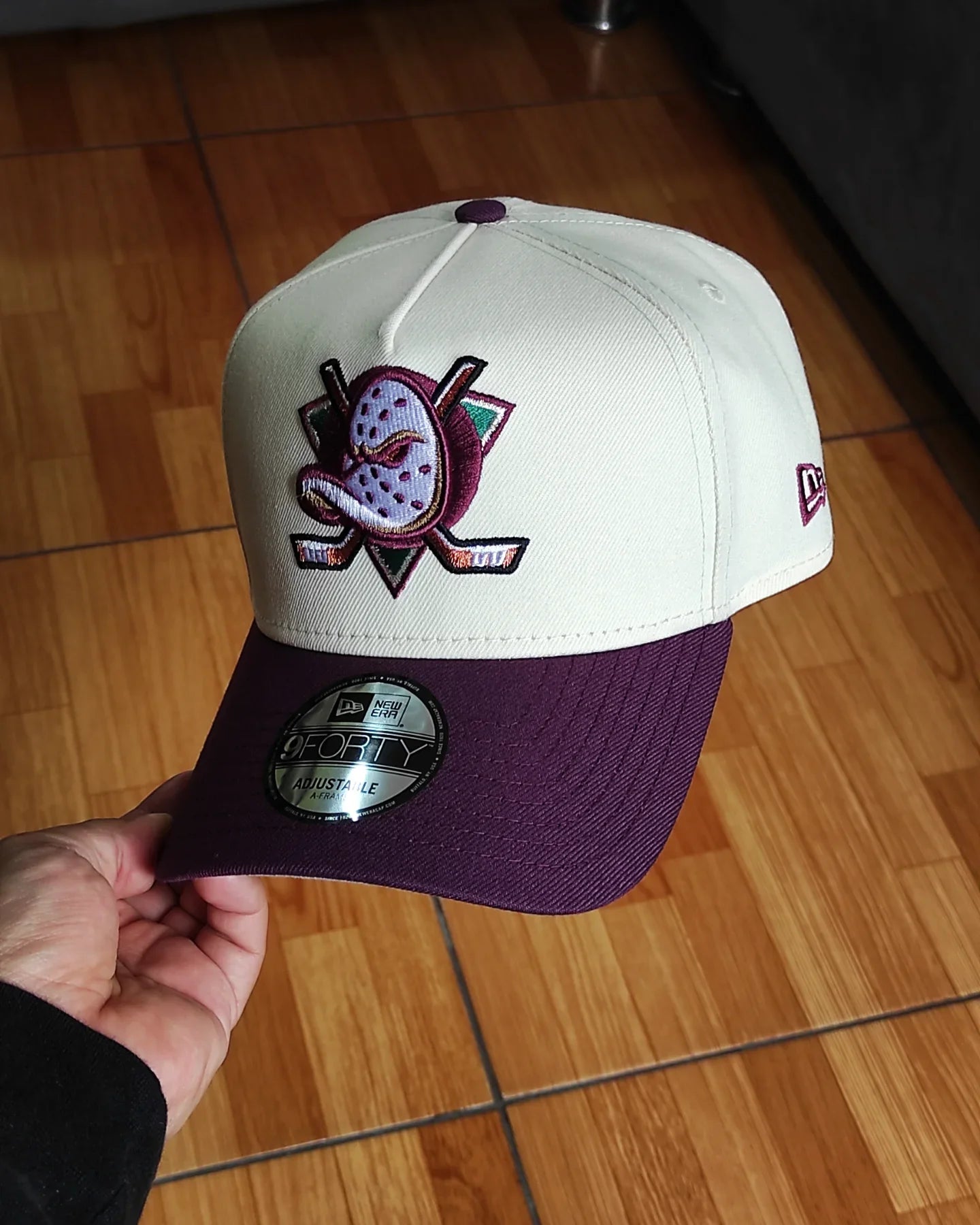 Gorra snapback New Era Anaheim Ducks Chrome Plum Two Tone Edition 9Forty A Frame