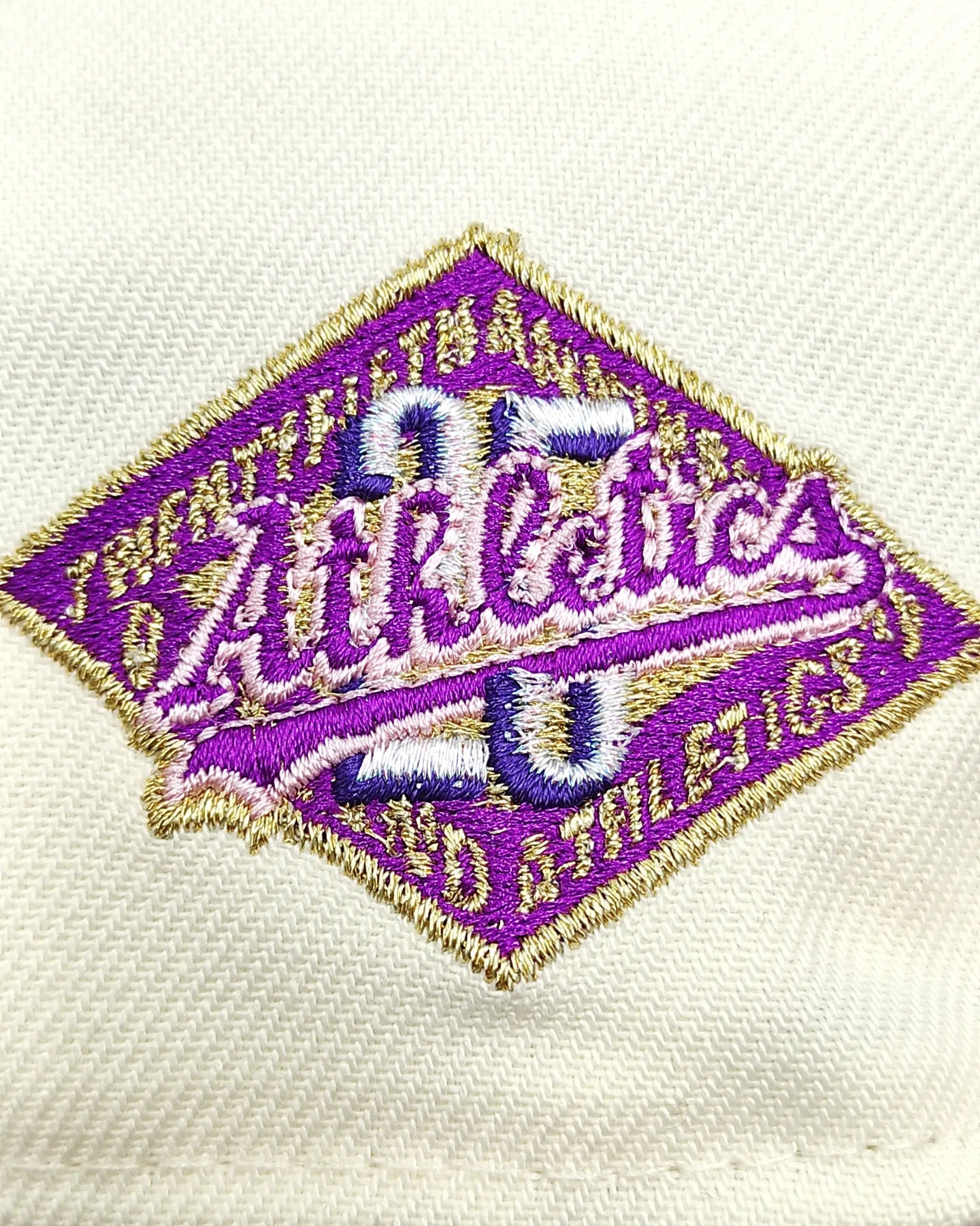 Gorra ajustada 59fifty de edición Prime con cúpula color crema por el 25.º aniversario de los Oakland Athletics de New Era