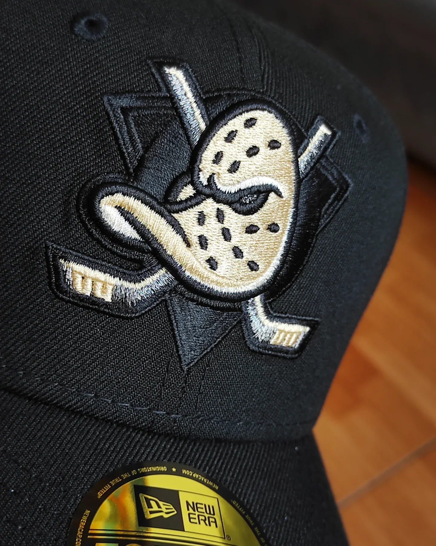 Gorra Ajustada 59Fifty Anaheim Ducks Blackout Prime Edition de New Era