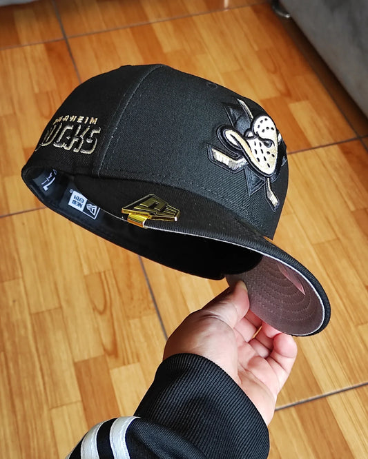 Gorra Ajustada 59Fifty Anaheim Ducks Blackout Prime Edition de New Era