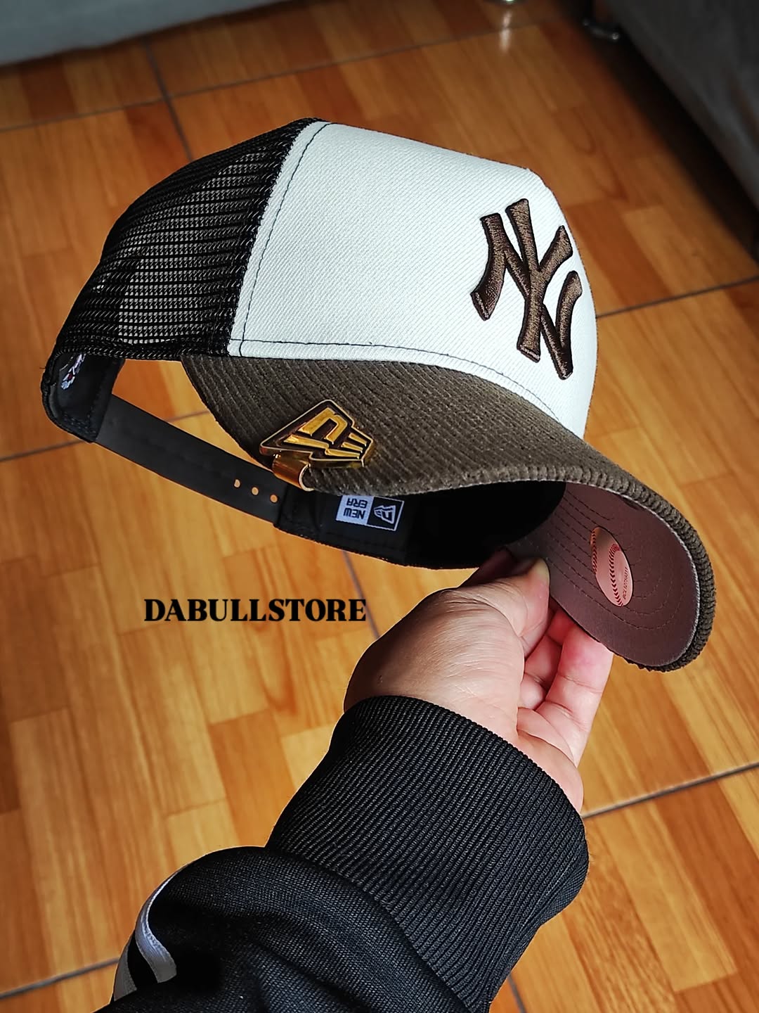 Gorra trucker de New Era de los New York Yankees con visera de pana y cierre ajustable.