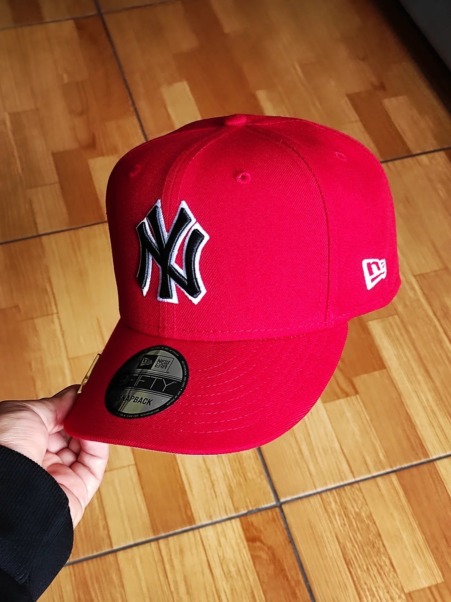 Gorra New Era New York Yankees Edición Serie Mundial de 1999 Color Escarlata Modelo 9Fifty con Cierre Ajustable