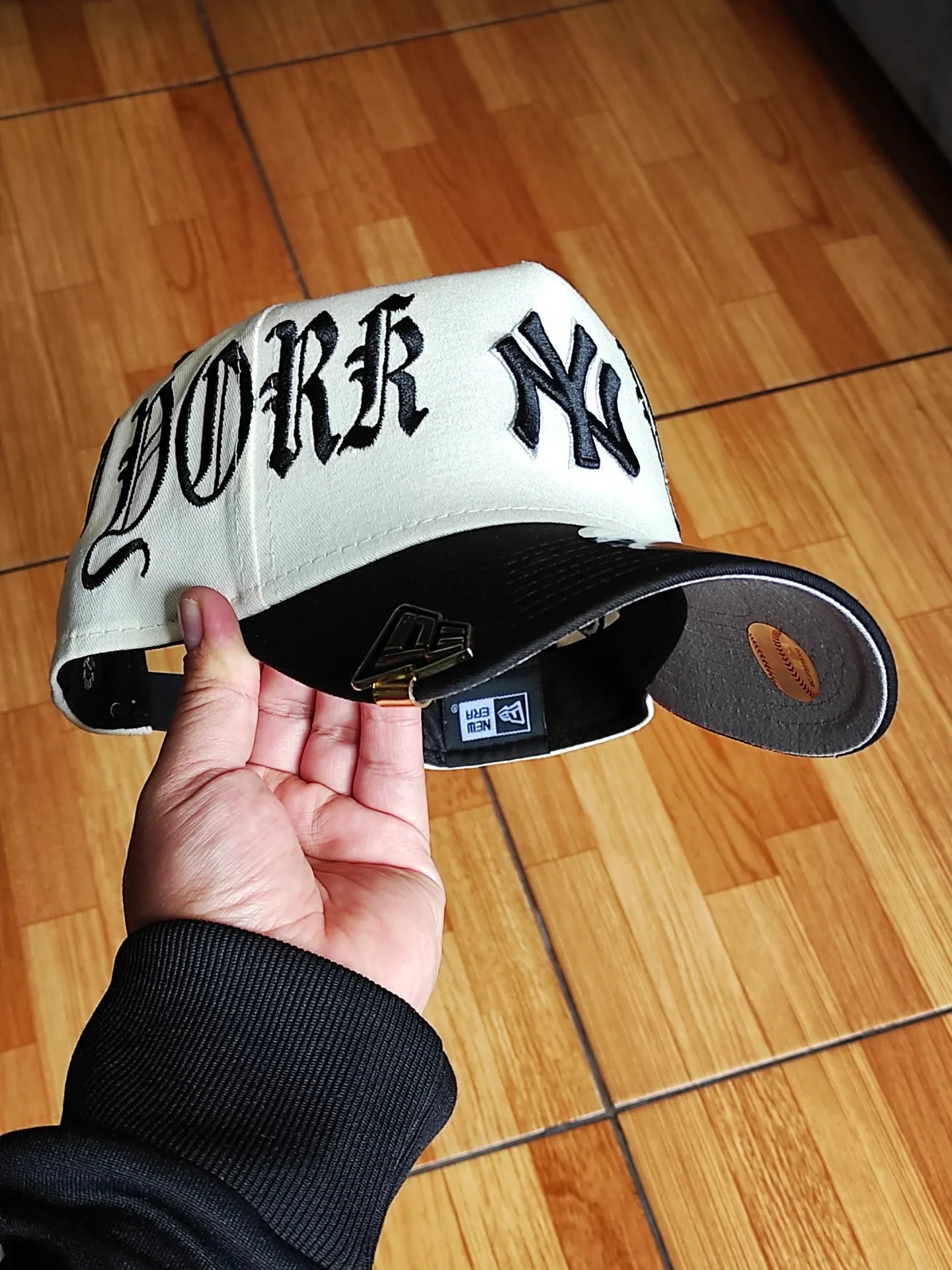 Gorra New Era New York Yankees gótica Chrome negra bicolor 9FORTY A-FRAME