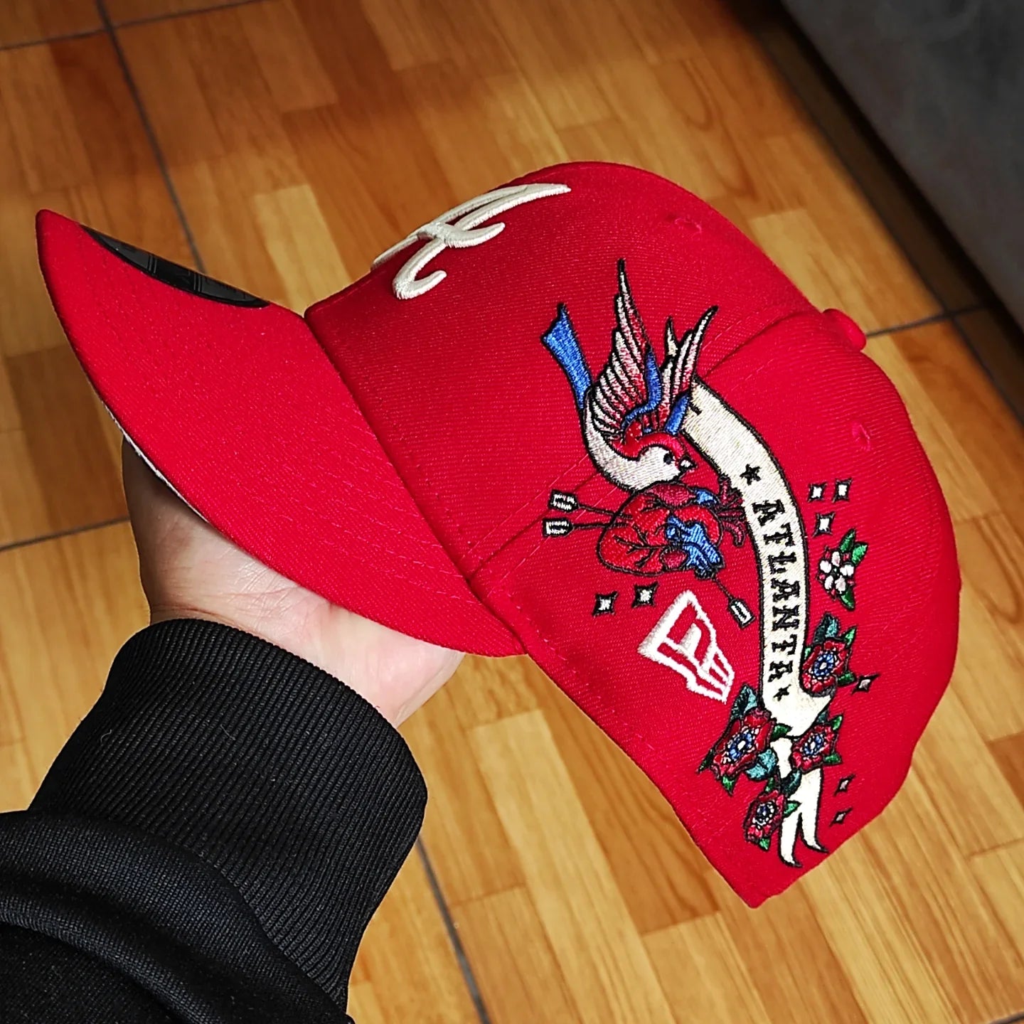Gorra Snapback New Era 9Fifty de los Atlanta Braves con visera gris e insignia lateral City Art - Roja