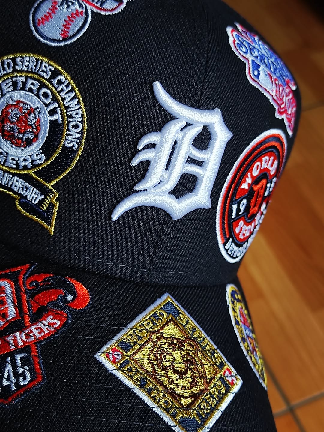 Gorra ajustada 59FIFTY New Era azul marino de los Detroit Tigers con el logo por toda la gorra y la parte inferior gris