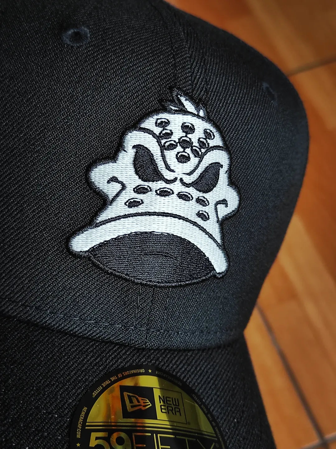 Gorra ajustada New Era Anaheim Ducks Blackout Glow Wool Edition 59Fifty