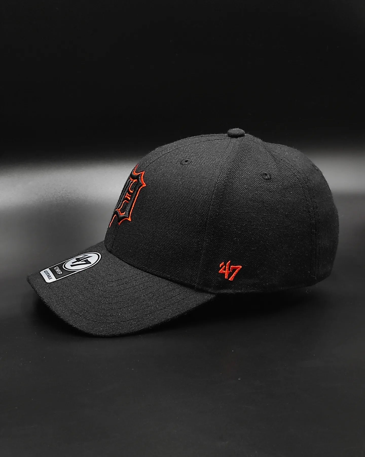 Gorra clásica con tira ajustable negra y naranja de los Detroit Tigers de 47Brand