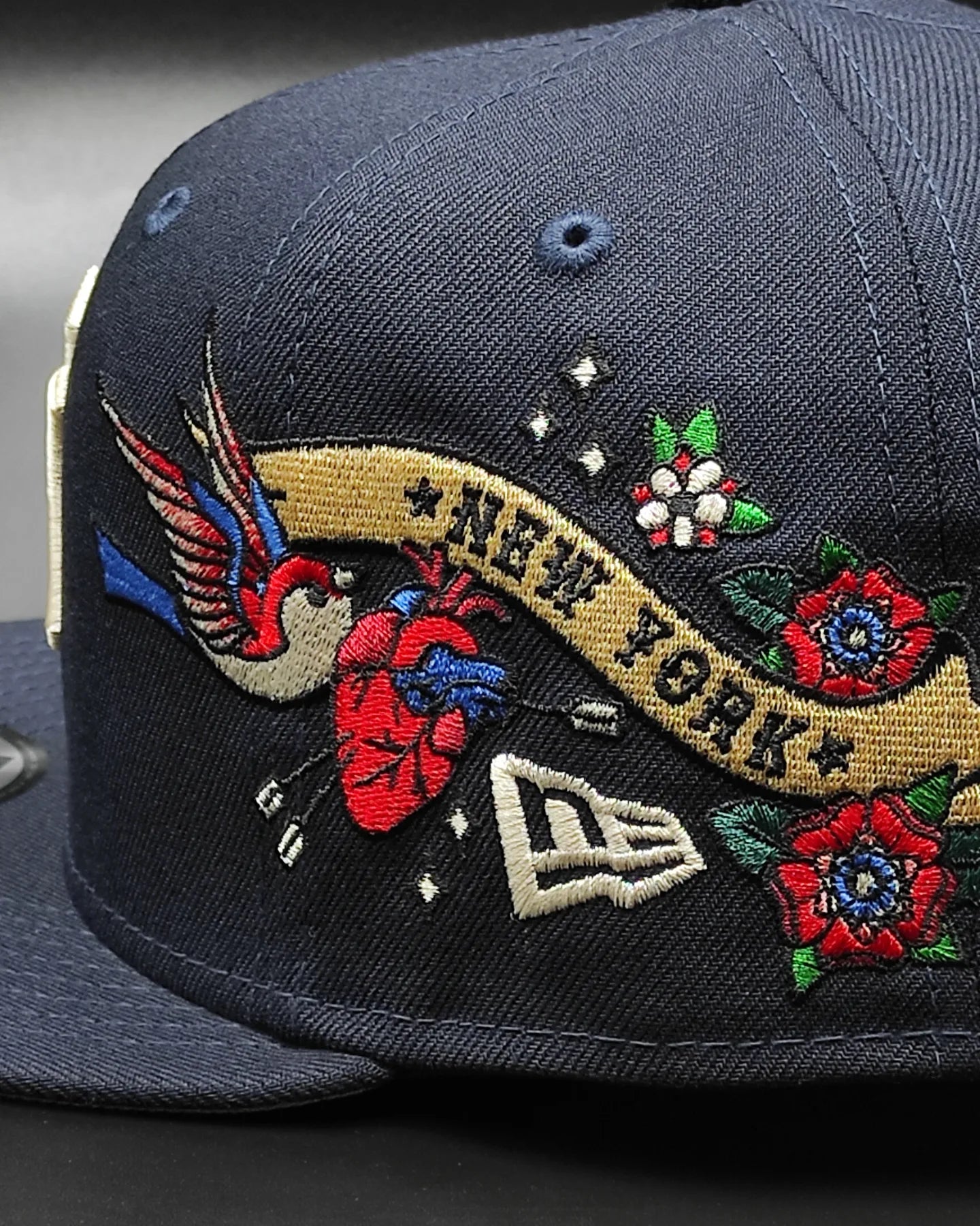 Gorra New Era 9Fifty Snapback de los New York Yankees con visera inferior gris y parche lateral City Art - Azul marino