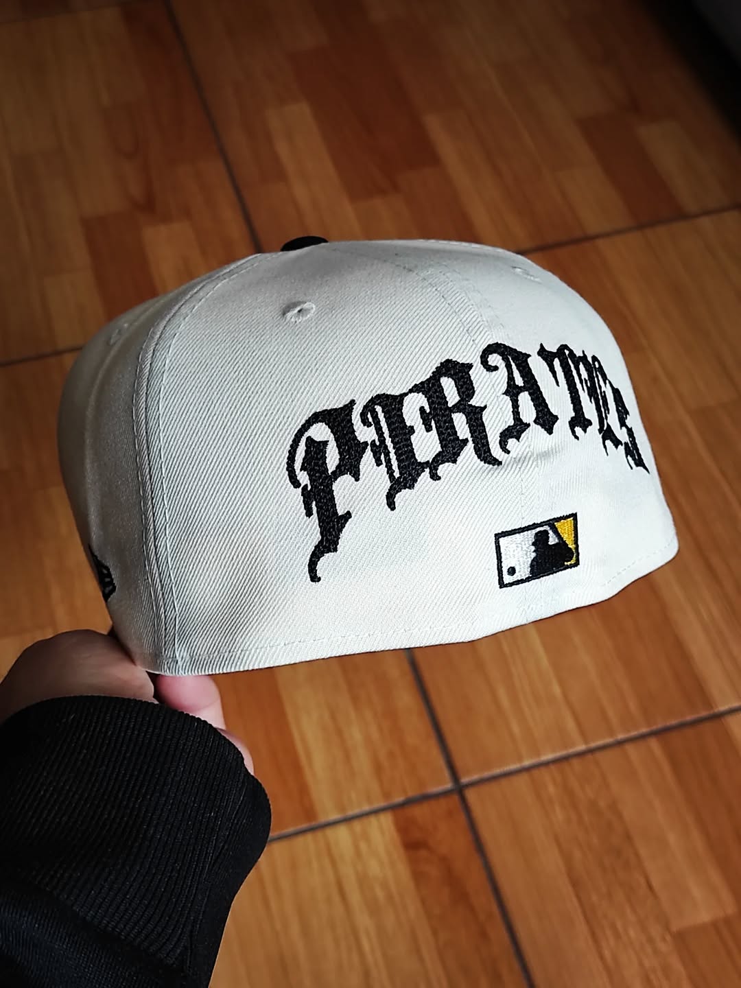 Gorra Pittsburgh Pirates MLB Team Wings 59FIFTY Ajustada Beige Claro