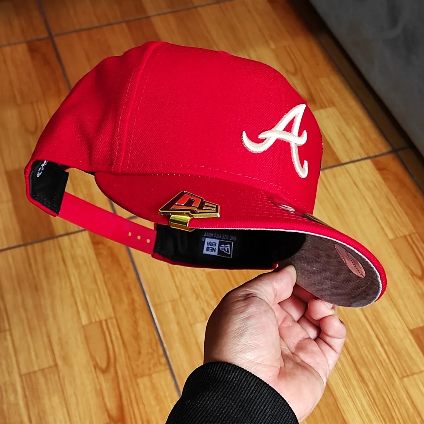 Gorra Snapback New Era 9Fifty de los Atlanta Braves con visera gris e insignia lateral City Art - Roja