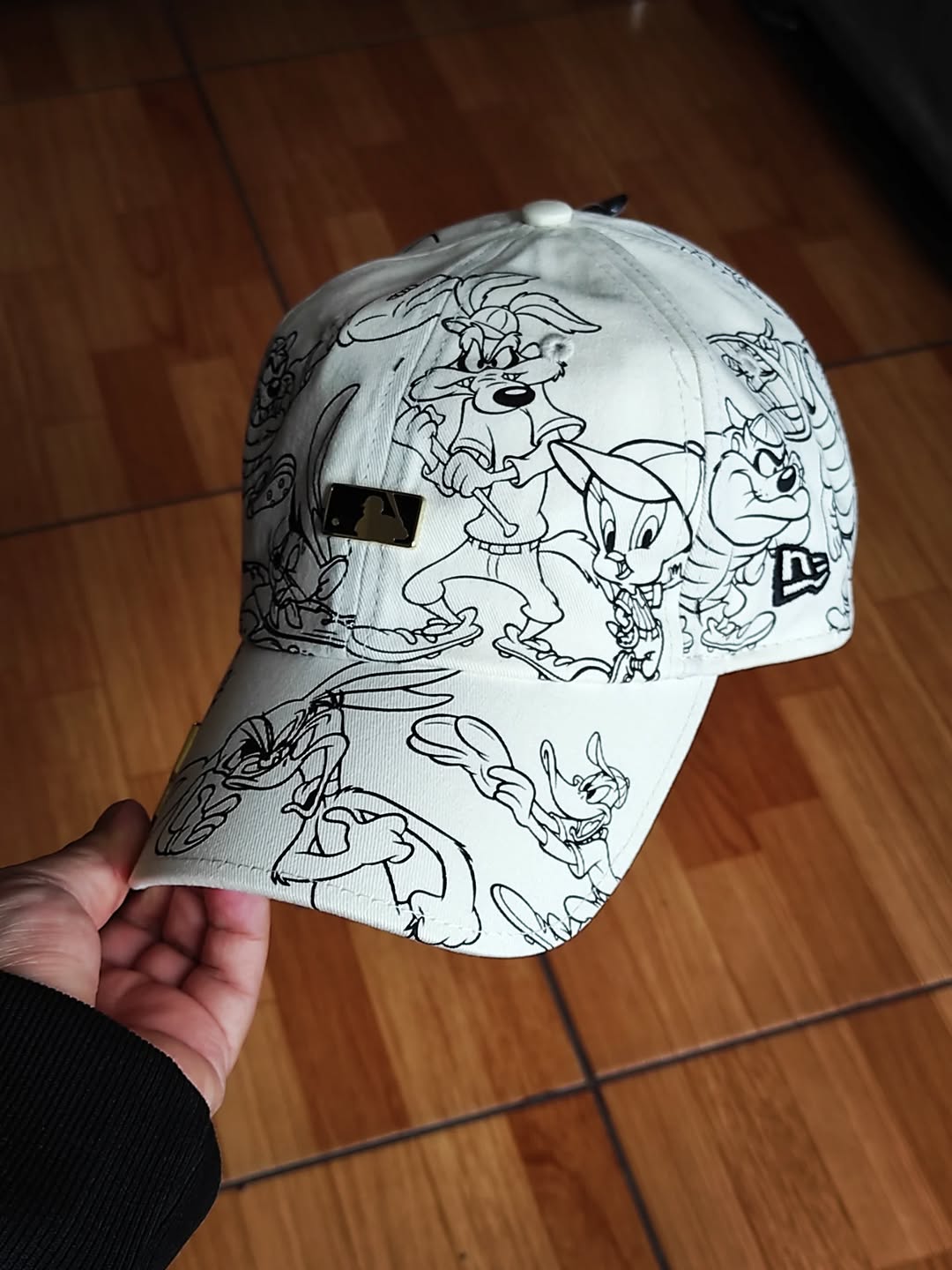 Gorra ajustable clásica informal blanca MLB X Looney Tunes con el logo de la MLB