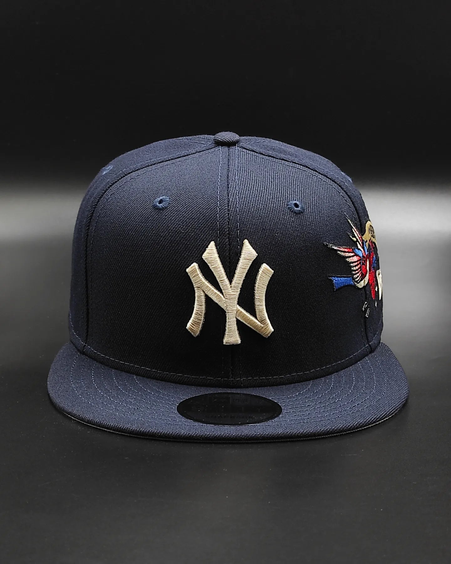 Gorra New Era 9Fifty Snapback de los New York Yankees con visera inferior gris y parche lateral City Art - Azul marino