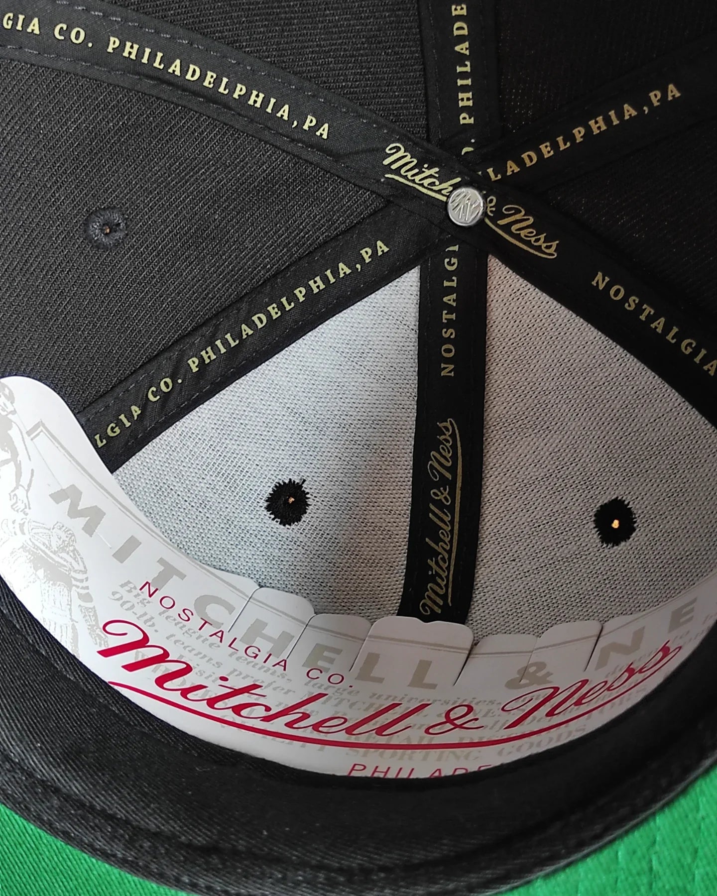 Gorra Mitchell and Ness Vancouver Grizzlies NBA wester NEGRA con cierre a presión
