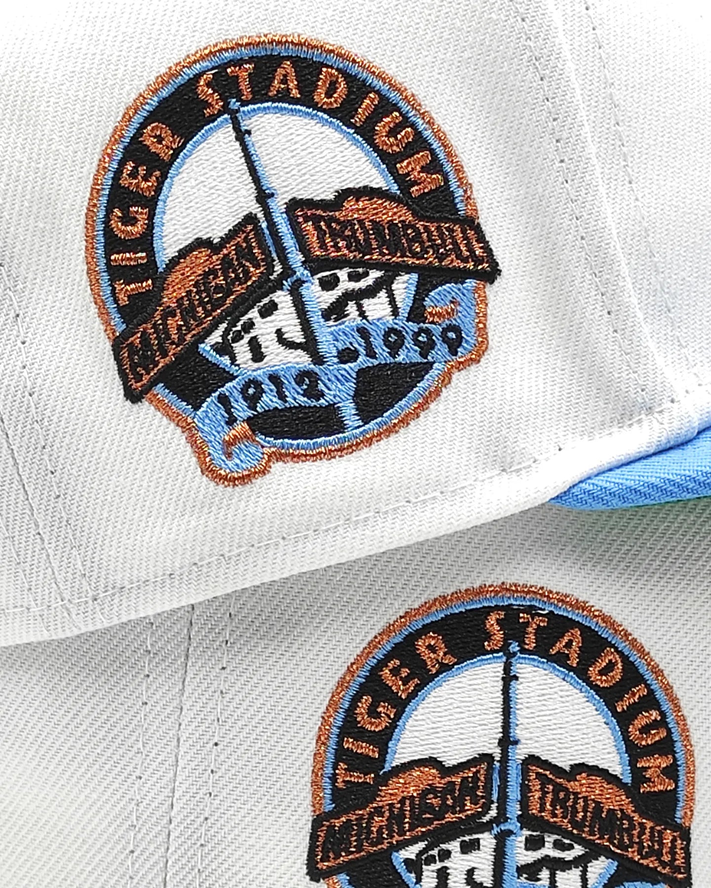 Gorra New Era 59FIFTY Blanca y Azul Radiante con Botón Verde de los Tigres del Día Inaugural