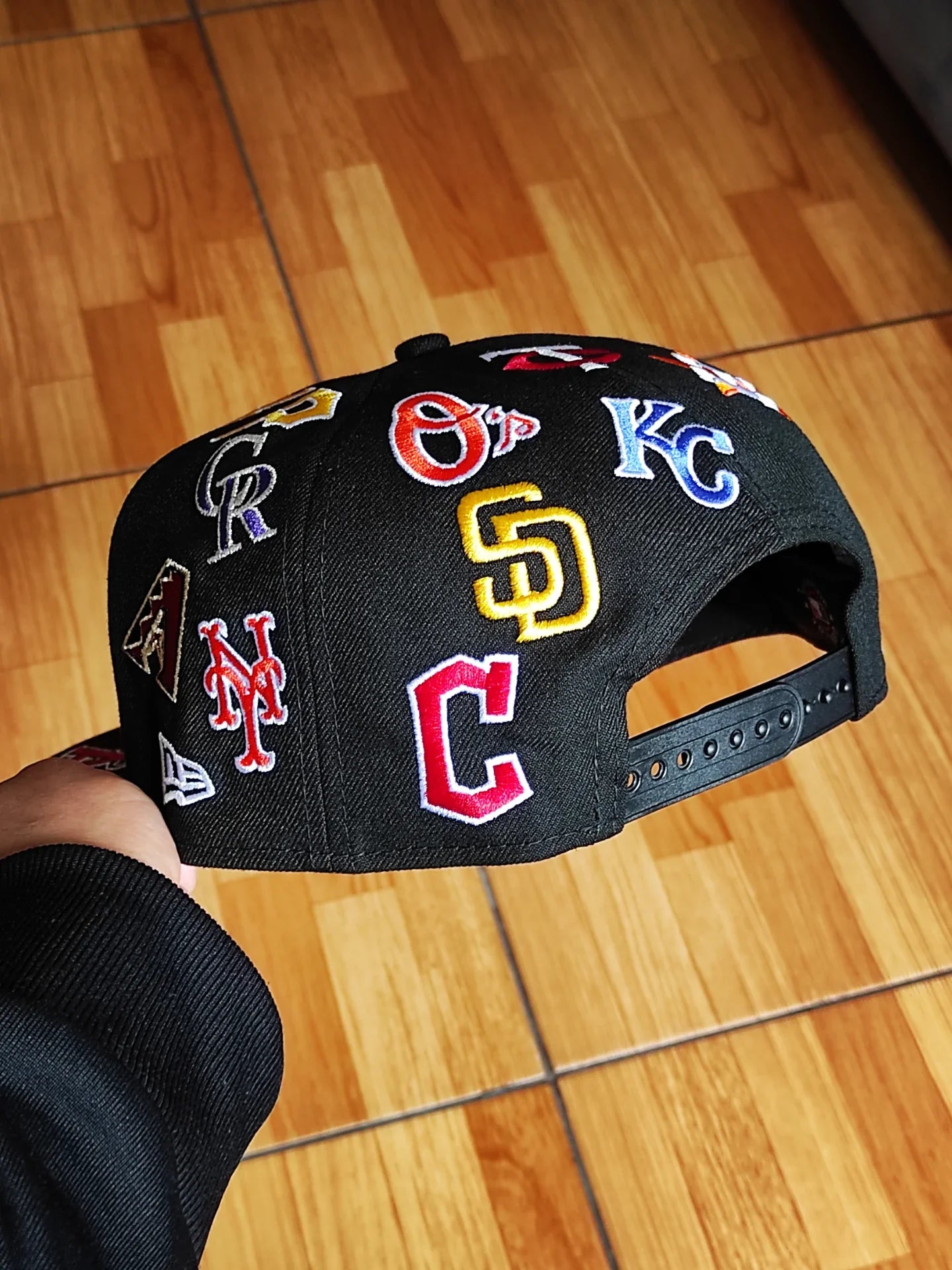 Gorra snapback New Era MLB negra 9Fifty, con logotipos de equipos de toda la liga
