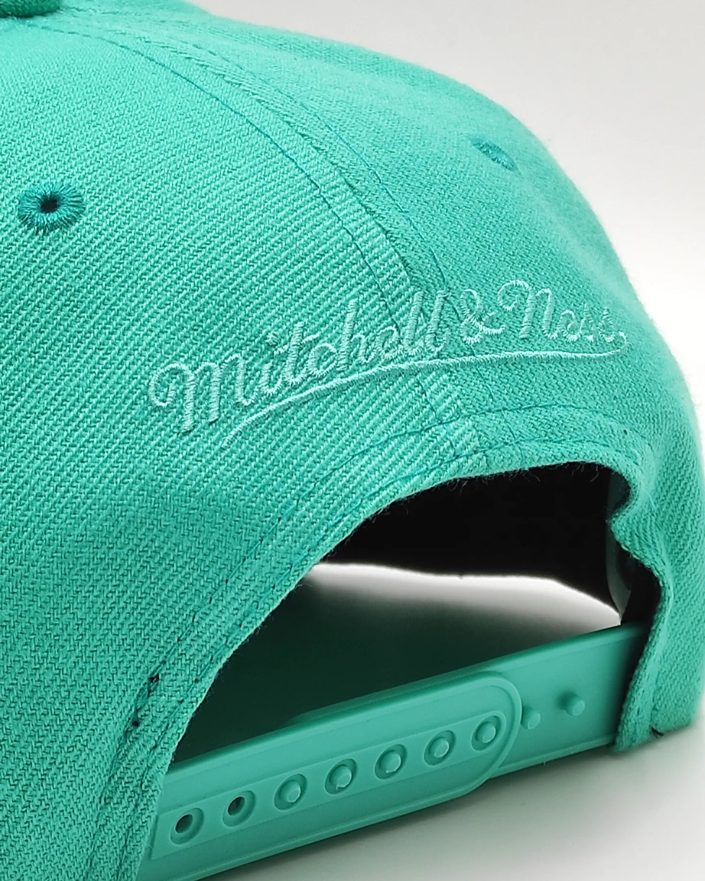 Mitchell & Ness Gorra Snapback Original Fit Monocromática Memphies Grizzlies, color verde azulado