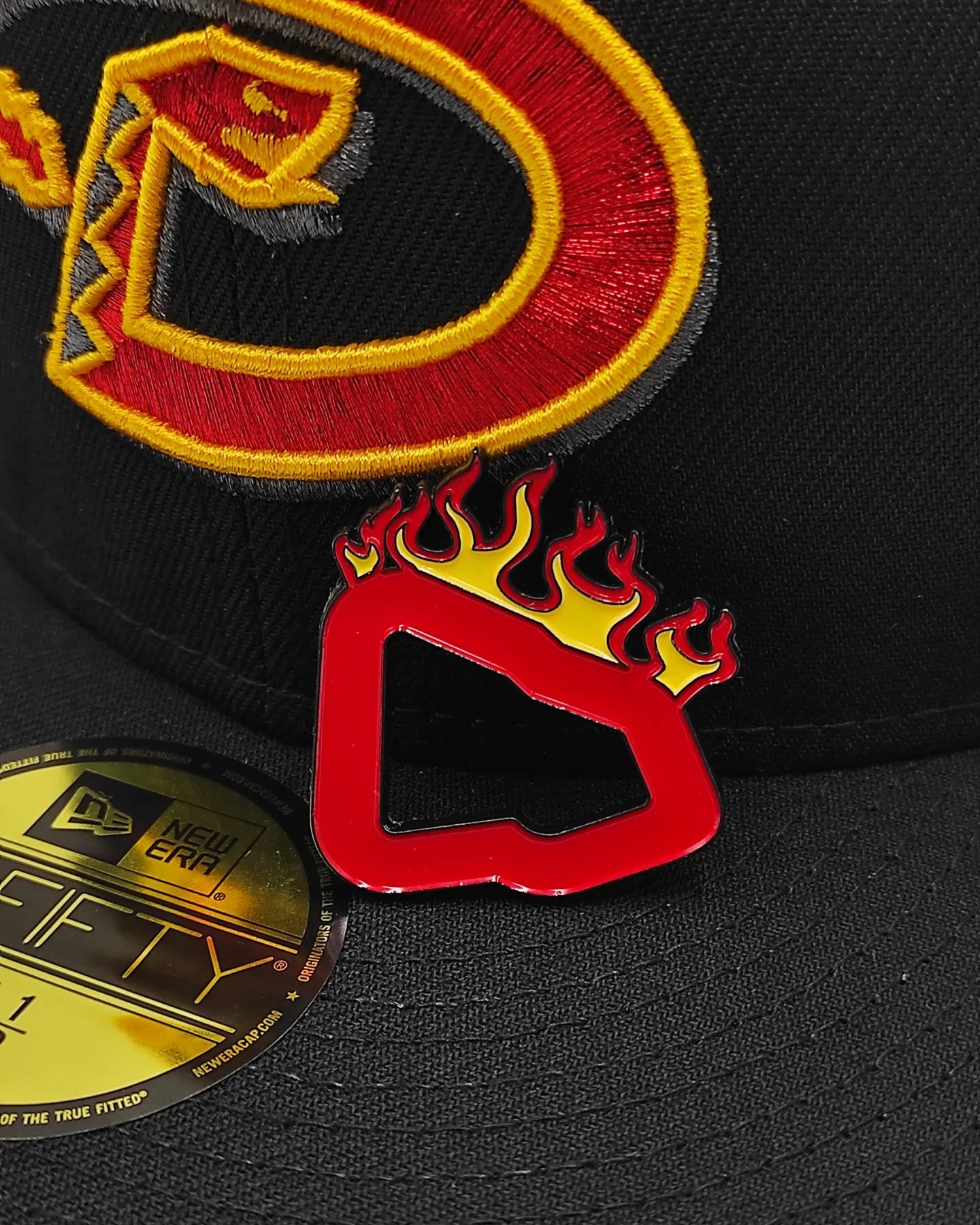 Pin de la bandera New Era Fuego