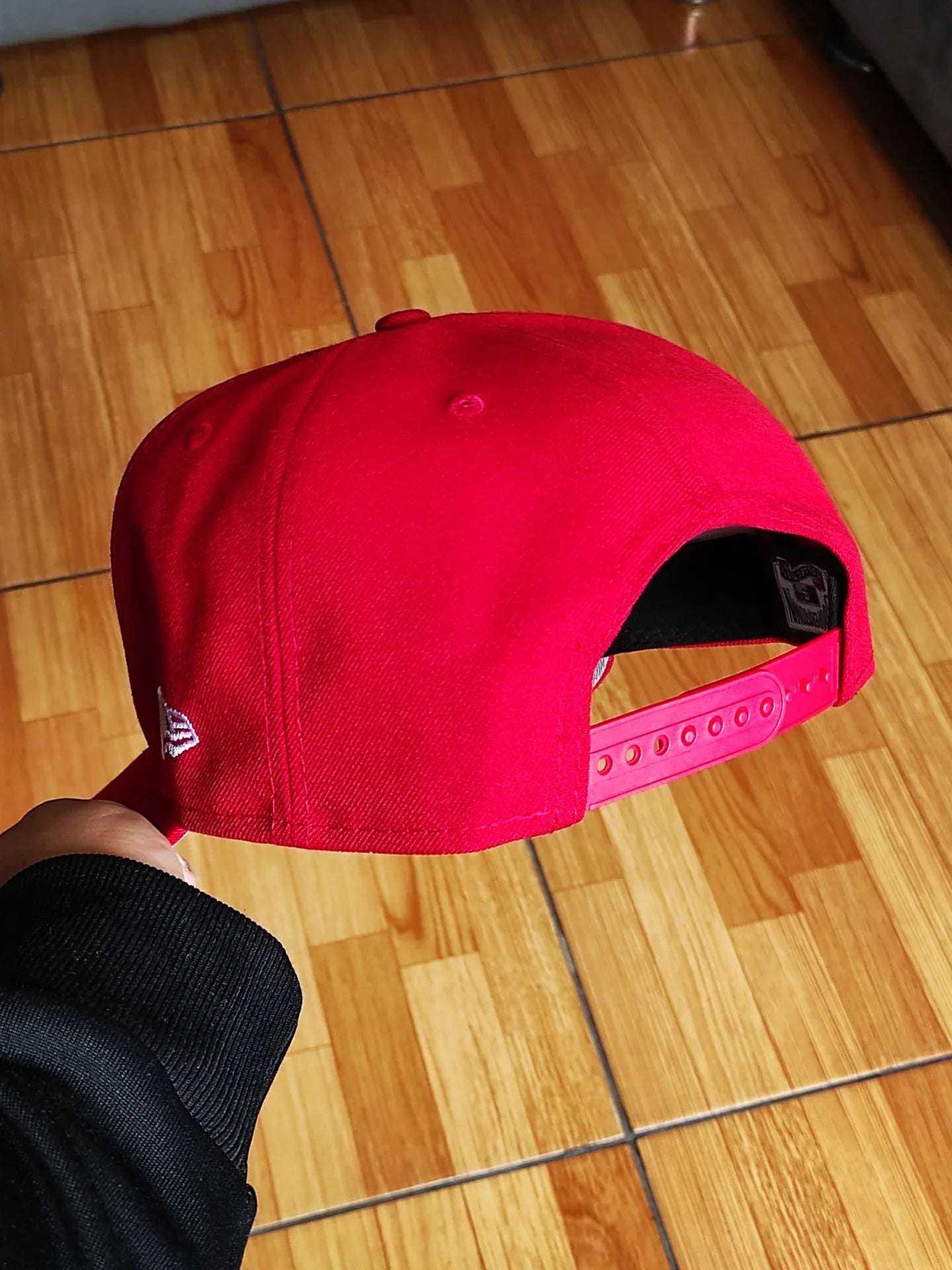 Gorra New Era New York Yankees Edición Serie Mundial de 1999 Color Escarlata Modelo 9Fifty con Cierre Ajustable