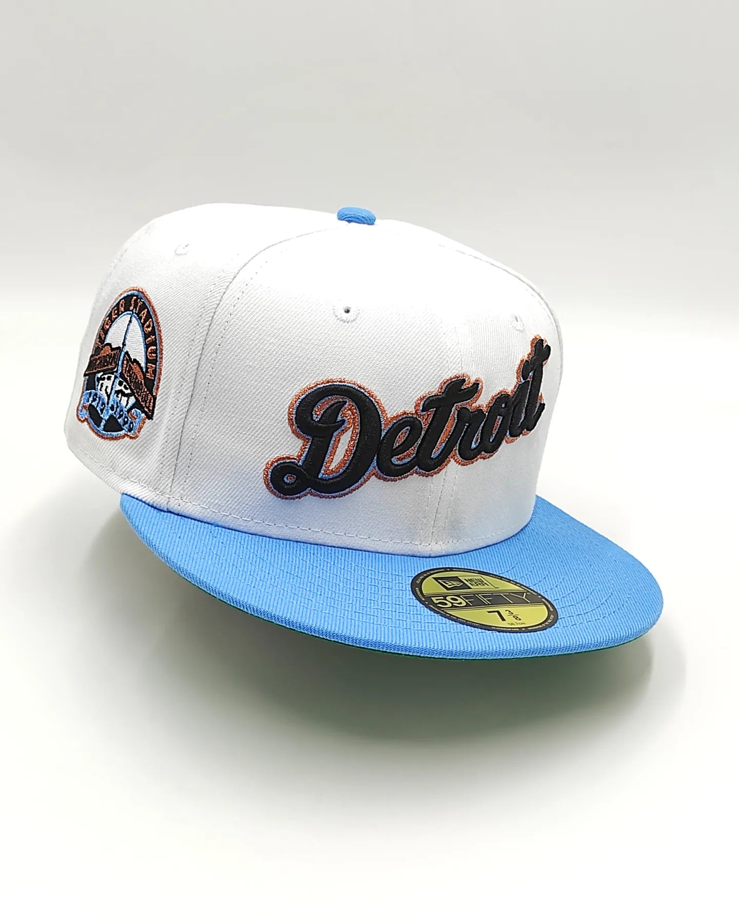 Gorra New Era 59FIFTY Blanca y Azul Radiante con Botón Verde de los Tigres del Día Inaugural