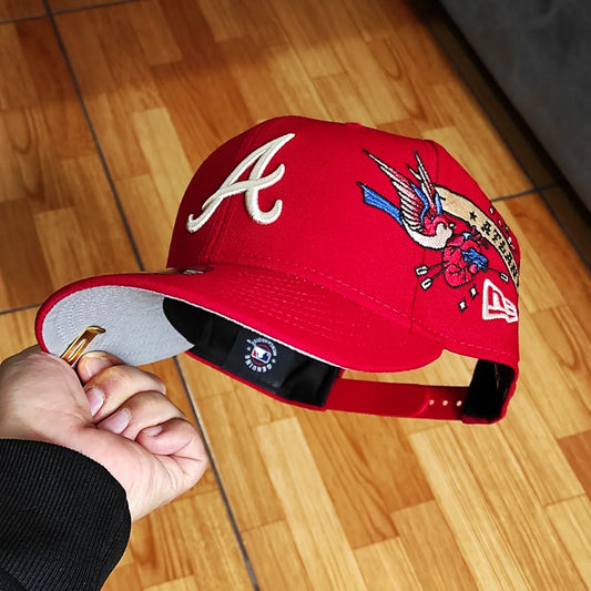 Gorra Snapback New Era 9Fifty de los Atlanta Braves con visera gris e insignia lateral City Art - Roja