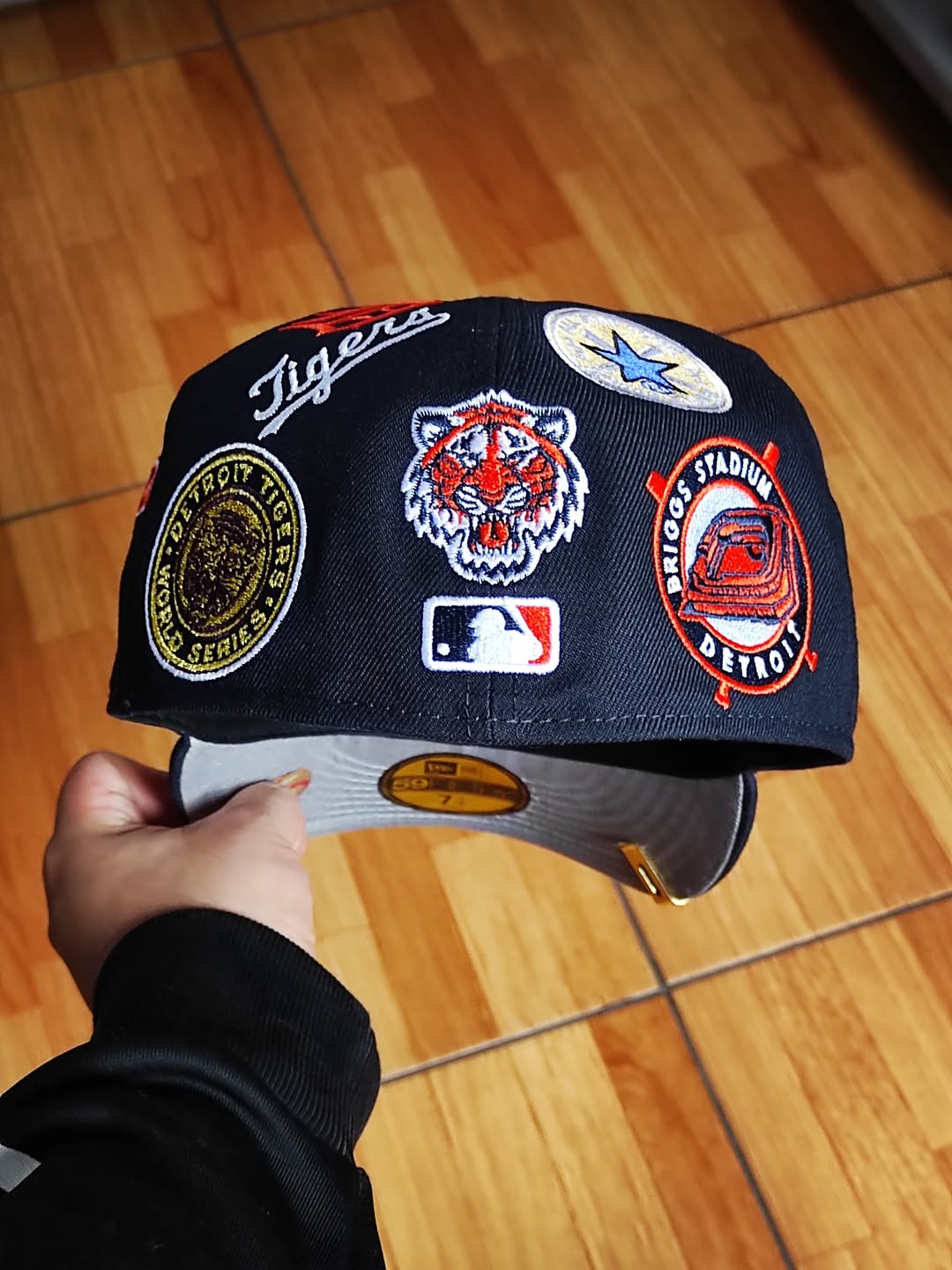 Gorra ajustada 59FIFTY New Era azul marino de los Detroit Tigers con el logo por toda la gorra y la parte inferior gris