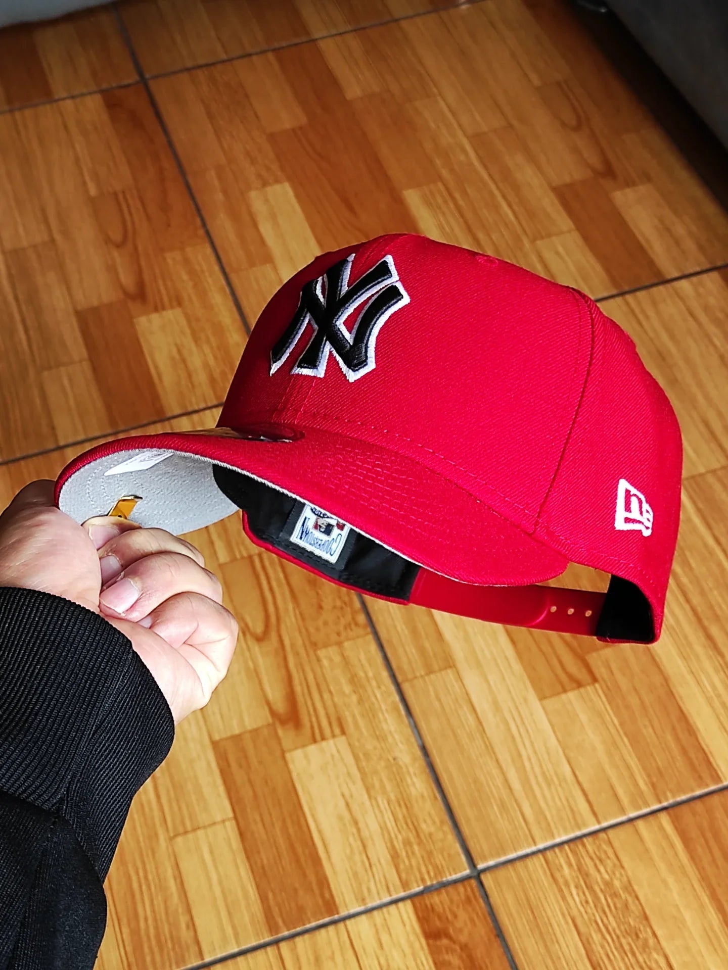 Gorra New Era New York Yankees Edición Serie Mundial de 1999 Color Escarlata Modelo 9Fifty con Cierre Ajustable