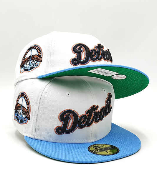 Gorra New Era 59FIFTY Blanca y Azul Radiante con Botón Verde de los Tigres del Día Inaugural