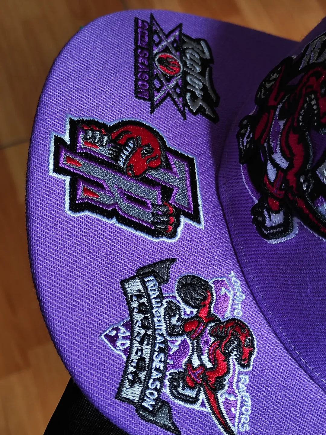 Gorra Snapback Toronto Raptors Mitchell & Ness NBA FRONT LOADED - Morada