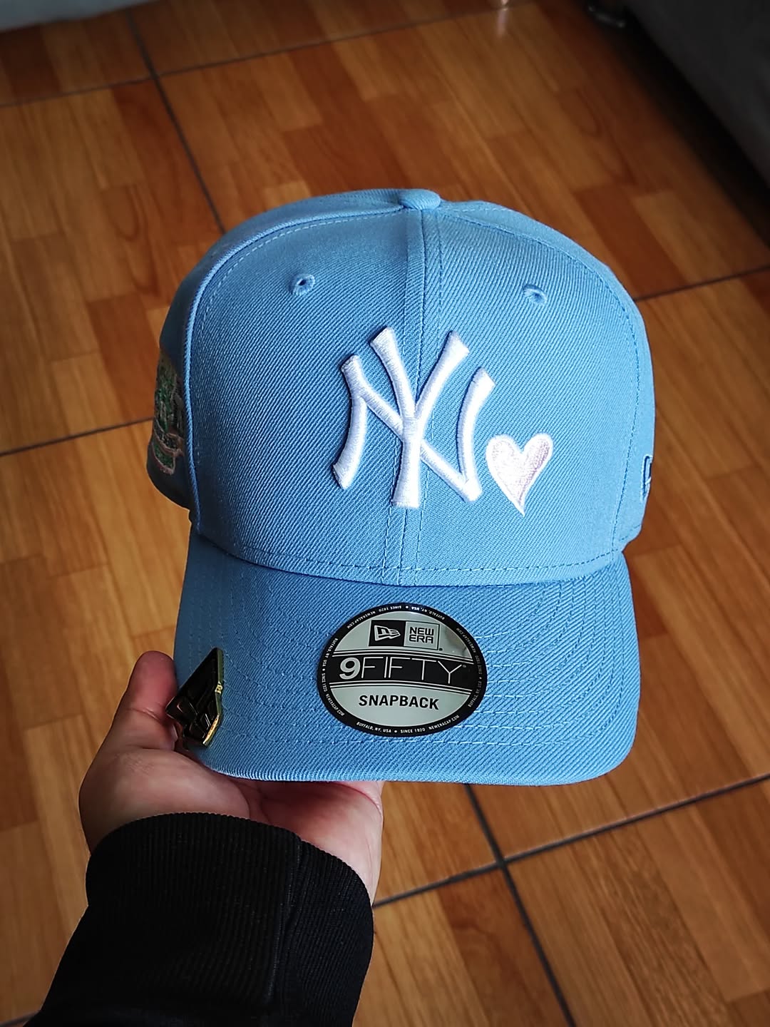 Gorra snapback 9fifty New Era New York Yankees corazón cielo/rosa