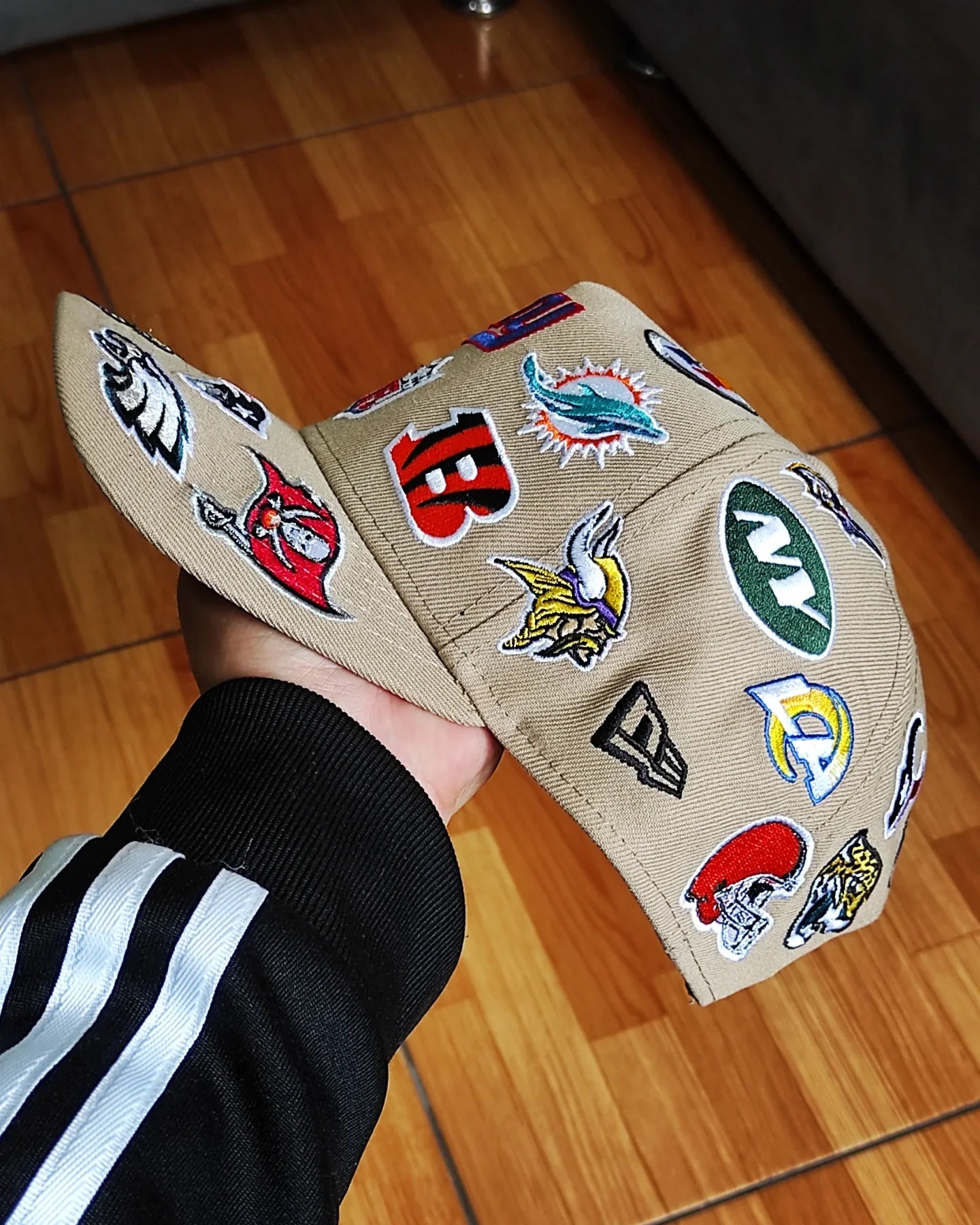 Gorra New Era NFL "All Over" edición Camel 9FORTY A-Frame con broche trasero