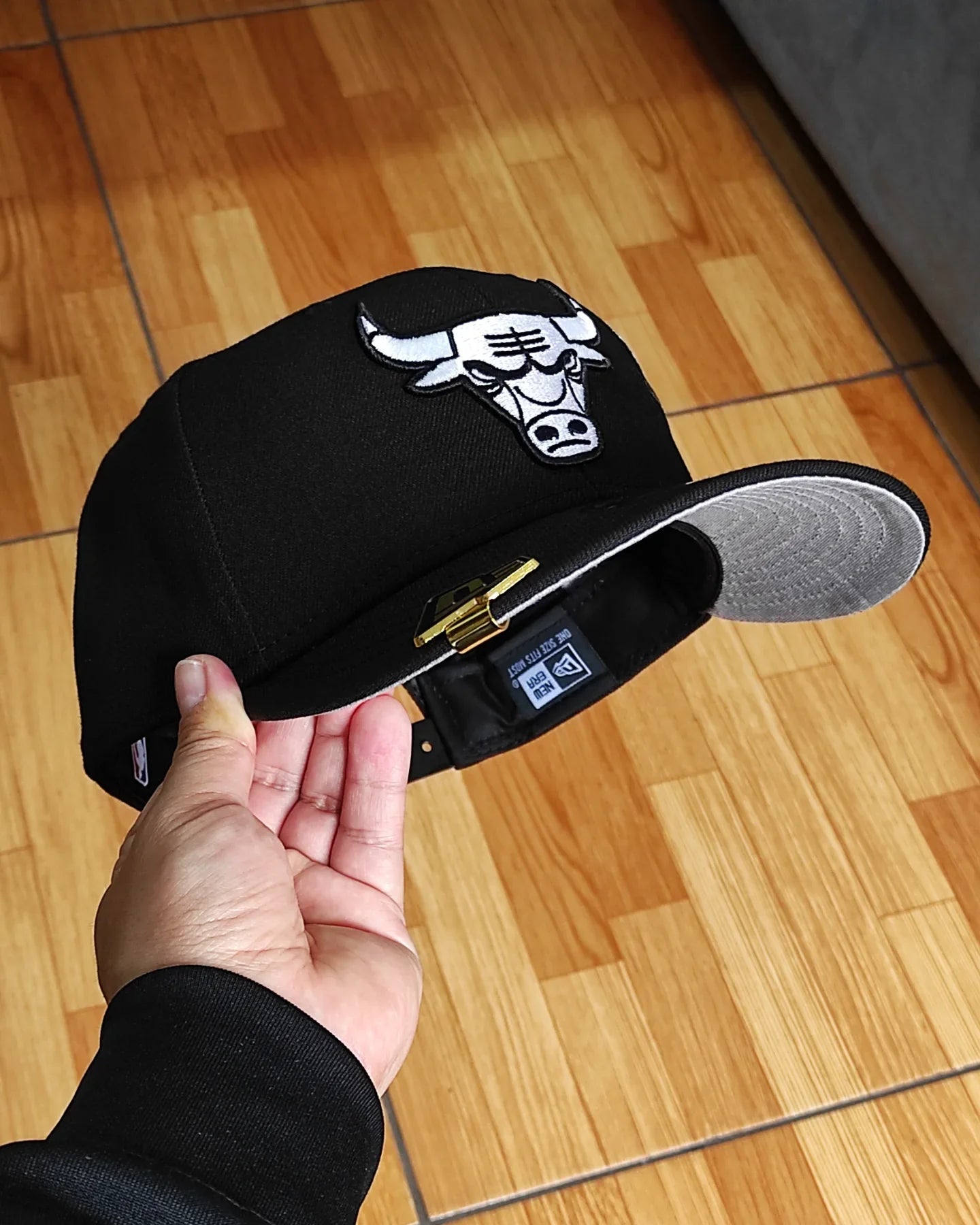 Gorra Chicago Bulls con parte inferior gris y parche lateral New Era 9Fifty Snapback - Negro/Blanco