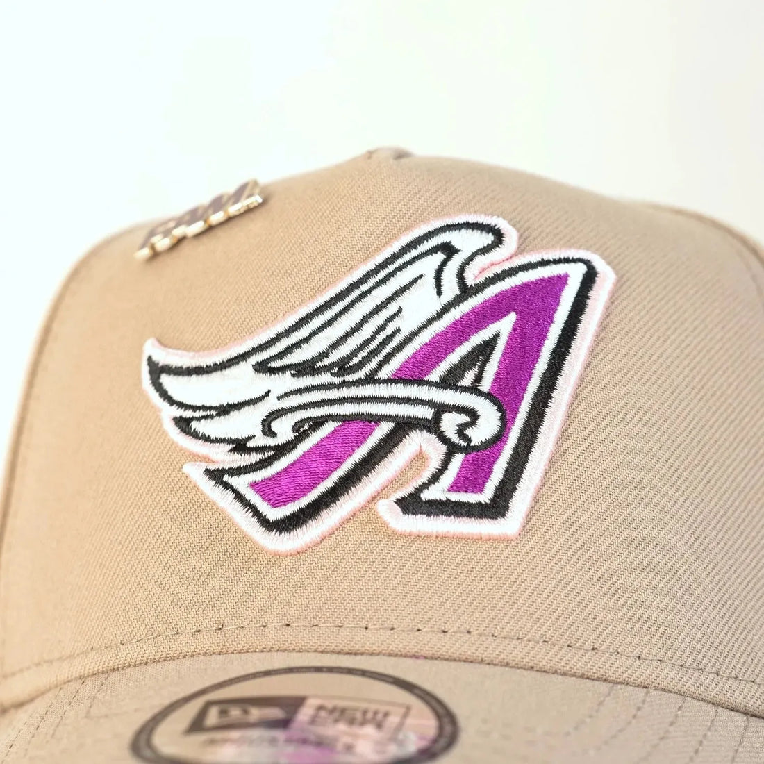 Gorra New Era 9Forty A-frame Anaheim Angels 50 aniversario camel / uva brillante 🍇 UV + pin 📌