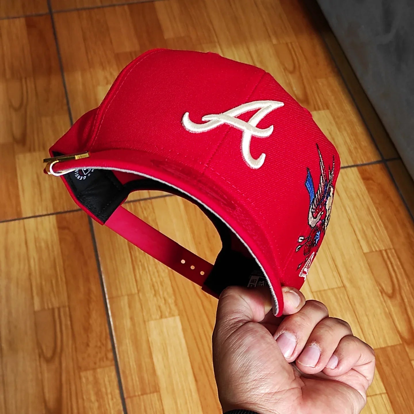 Gorra Snapback New Era 9Fifty de los Atlanta Braves con visera gris e insignia lateral City Art - Roja