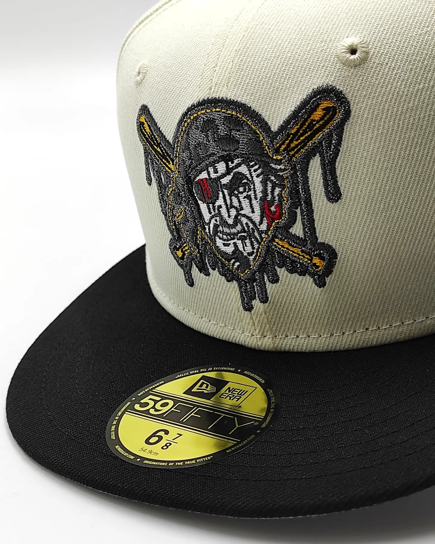 Gorra Cerrada New Era 59Fifty Off White Pittsburgh Pirates Visera Negra Parte Inferior Gris Parche Lateral Three Rivers Stadium
