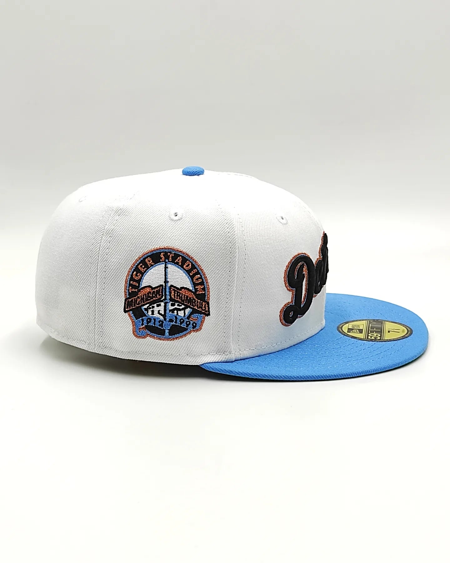 Gorra New Era 59FIFTY Blanca y Azul Radiante con Botón Verde de los Tigres del Día Inaugural