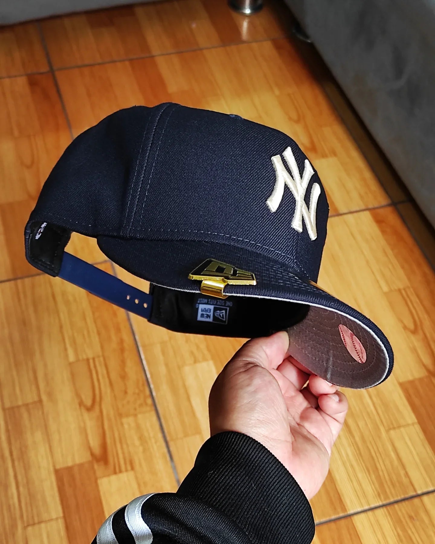 Gorra New Era 9Fifty Snapback de los New York Yankees con visera inferior gris y parche lateral City Art - Azul marino