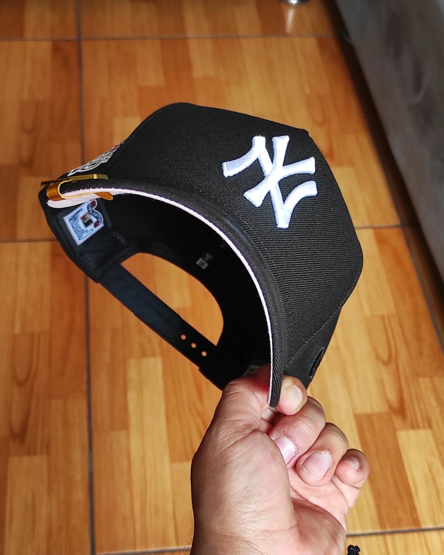 Gorra Snapback New Era New York Yankees 1999 World Series negra y rosa 9Forty A-Frame