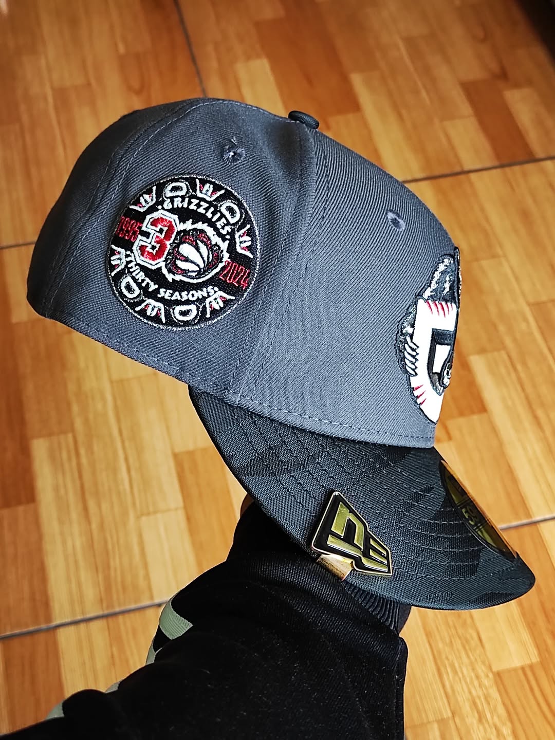 Gorra ajustada 59Fifty New Era Vancouver Grizzlies 30 Temporadas Gris Oscuro Edición Que Brilla En La Oscuridad