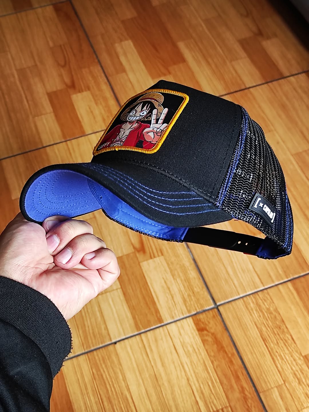 Gorra Capslab Luffy One Piece Trucker negra azul