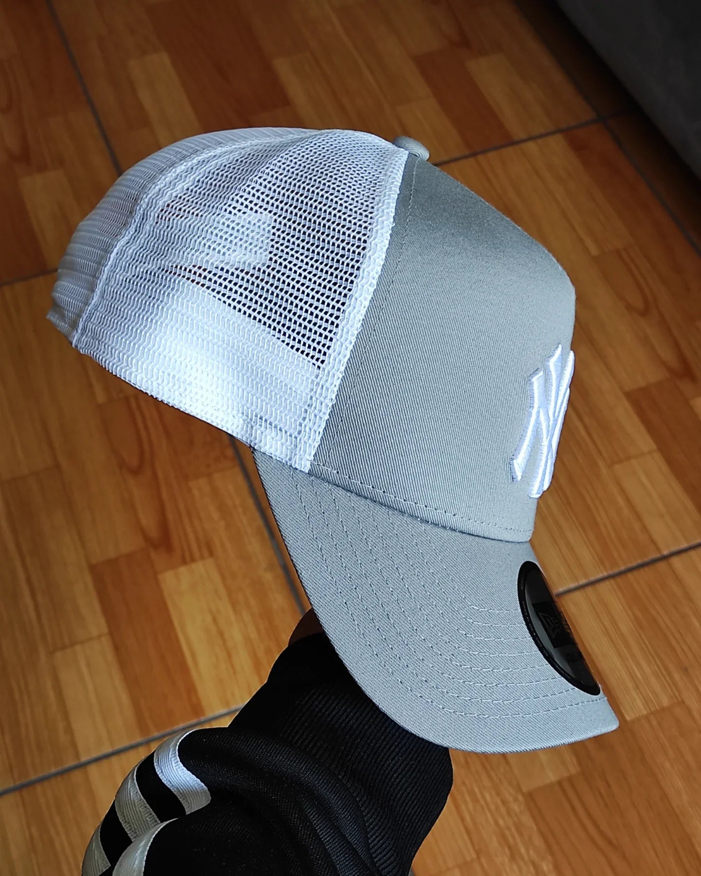 New Era Gorra trucker con visera ploma y panel blanco de los New York Yankees