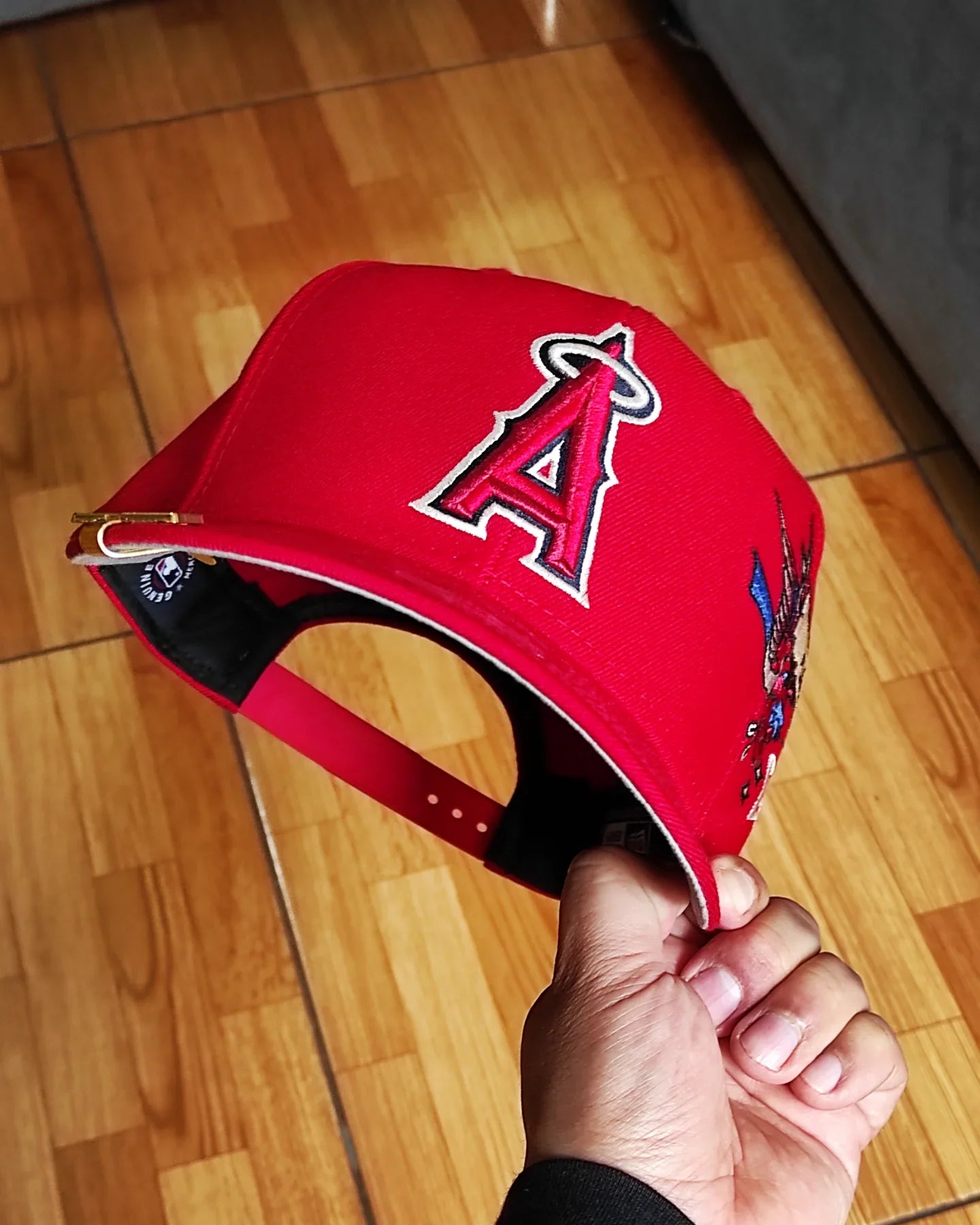 Gorra ajustable New Era 9Fifty con broche de Los Angeles Angels, parte inferior gris y parche lateral City Art - Roja
